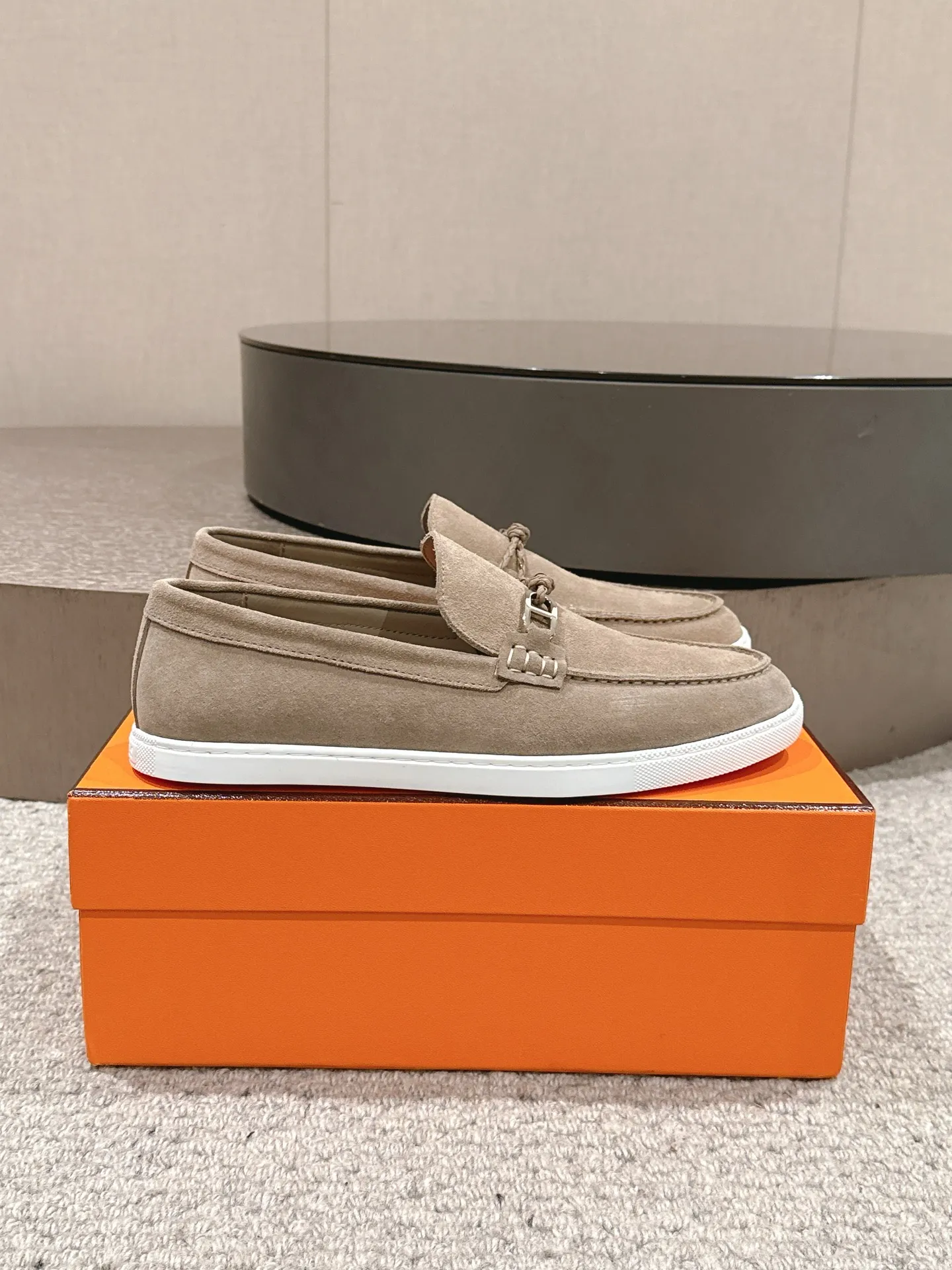 【ΗERMES】 P:540💰 Size: 39-45 (45.46. Customized) Hermes Men's Slip-on Loafers Lgnacio Series Couple's Loafers Casual Sports Shoes Original Purchase Development Made Goods This calfskin loafer is decorated with leather braiding and "Chaine d'Ancre" buckle. Fashionable nautical style loafers, ideal for land and seaside. Exquisite packaging at the delivery counter 🛍📦 Fabric: Original customized imported first-layer cowhide/cow suede Lining: Imported soft cowhide lining Sole: Original molded non-slip TPU material Bottom thickness: 2CM